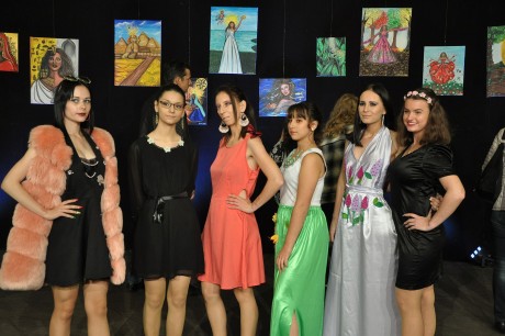 Festészet és divattervezés - bemutatkozott Salih Dilán, Fehérváron élő kurd művész